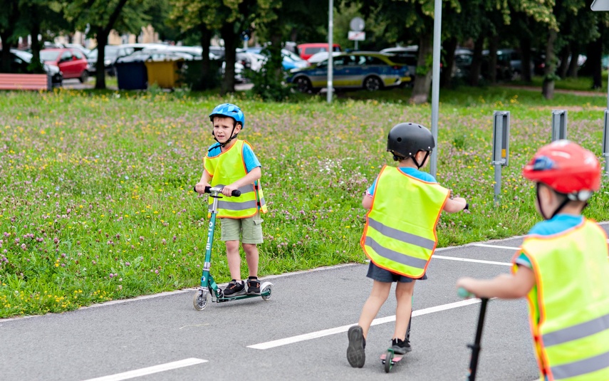 Hulajnogą tylko w kasku i w pojedynkę zdjęcie nr 334916