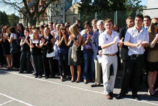 Uczniowie burzliwymi oklaskami wyrażali sympatię dla byłego dyrektora „Jagiellończyka”.