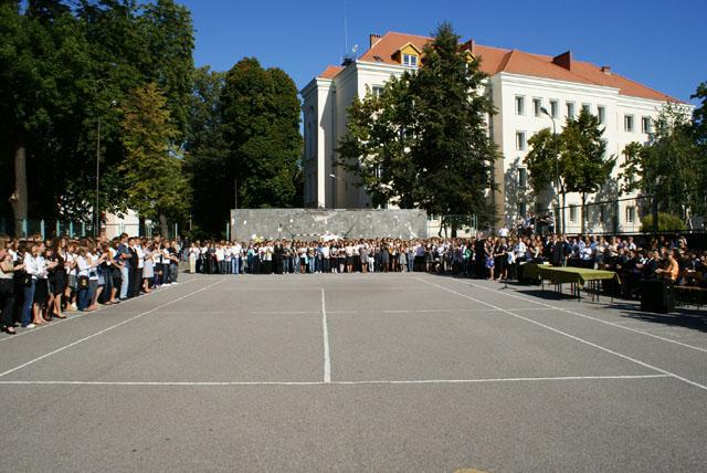 1 września, godz.10. Za chwilę uczniowie Zespołu Szkół Ogólnokształcących zainaugurują nowy rok szkolny.
