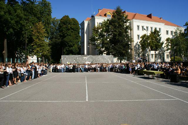 1 września, godz.10. Za chwilę uczniowie Zespołu Szkół Ogólnokształcących zainaugurują nowy rok szkolny.