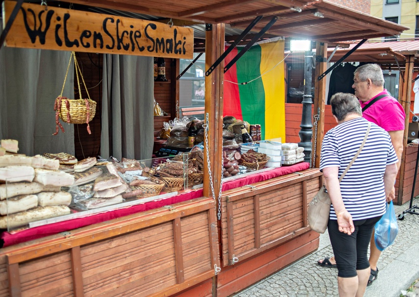 Na straganie w dzień targowy... zdjęcie nr 335712