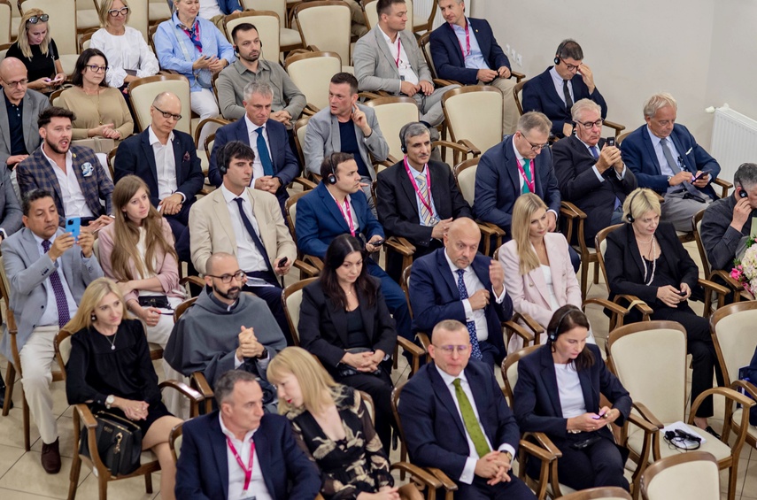 Otwarcie z chirurgiczną precyzją zdjęcie nr 336720