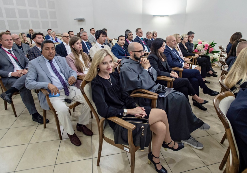 Otwarcie z chirurgiczną precyzją zdjęcie nr 336715