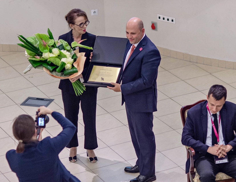 Otwarcie z chirurgiczną precyzją zdjęcie nr 336724