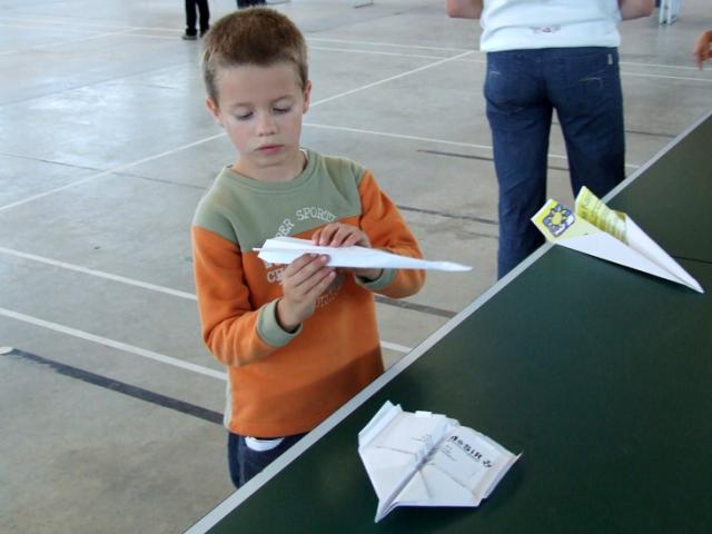 Mistrzowie papierowych samolotów zdjęcie nr 27085
