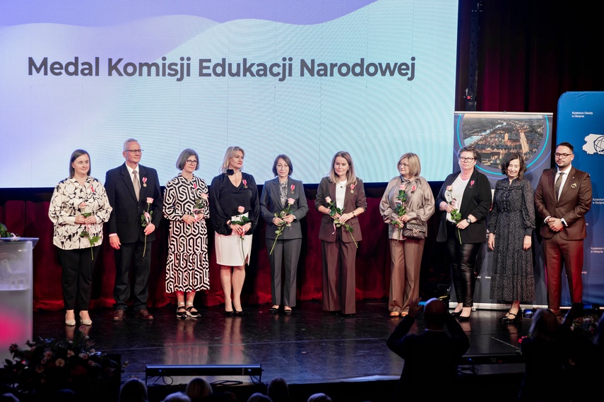 Nauczyciele nagrodzeni przy okazji święta oświaty zdjęcie nr 337842