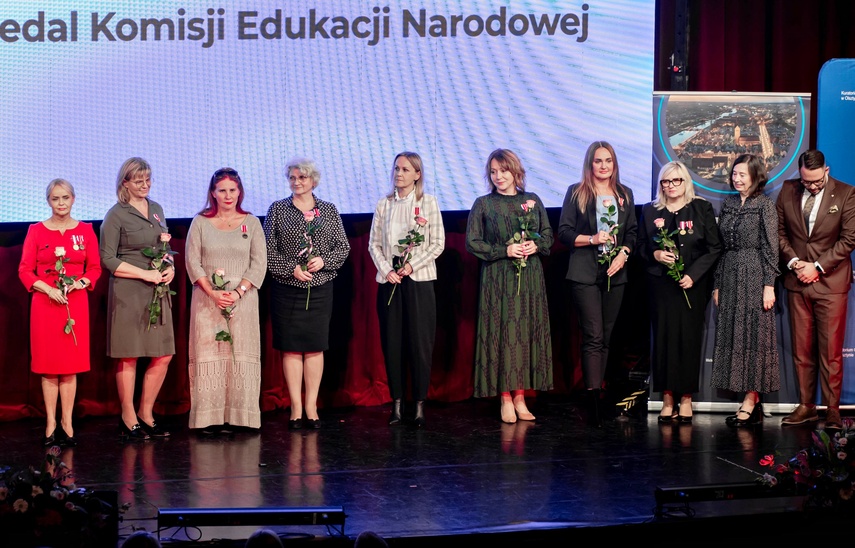 Nauczyciele nagrodzeni przy okazji święta oświaty zdjęcie nr 337838