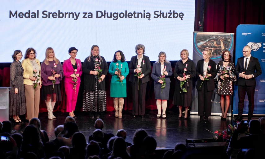 Nauczyciele nagrodzeni przy okazji święta oświaty zdjęcie nr 337830