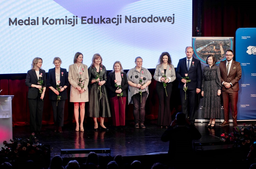 Nauczyciele nagrodzeni przy okazji święta oświaty zdjęcie nr 337839