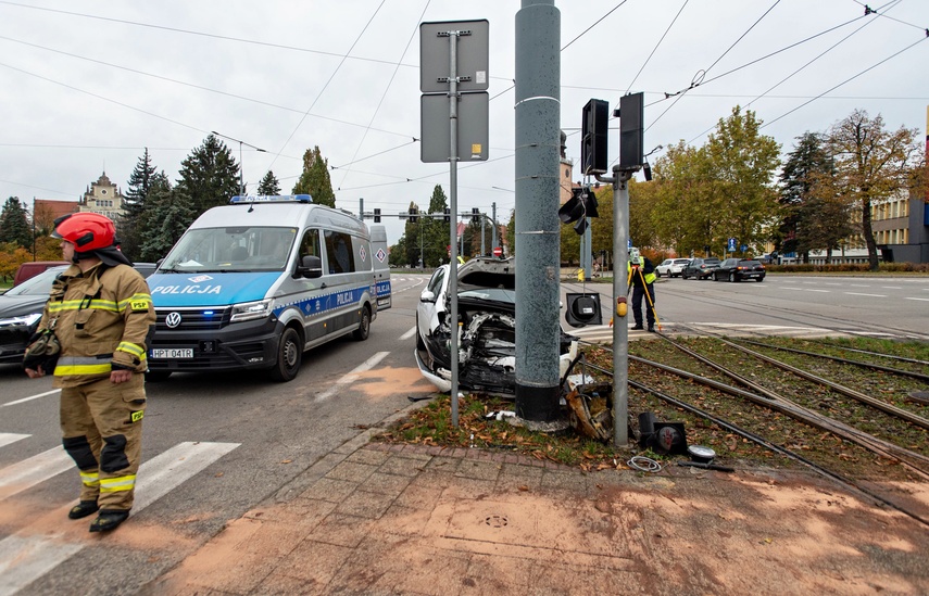 Próbował uniknąć zderzenia, uderzył w słup zdjęcie nr 338487