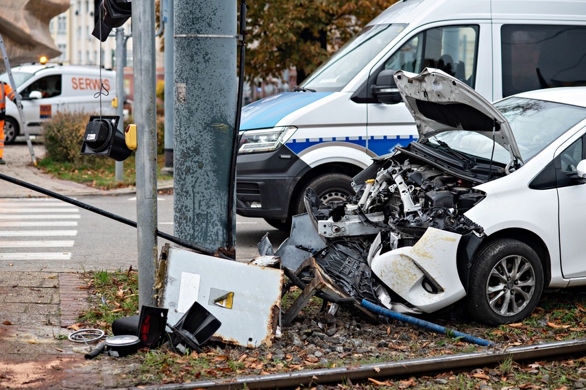 Próbował uniknąć zderzenia, uderzył w słup zdjęcie nr 338490