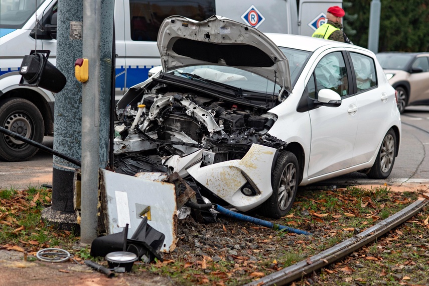 Próbował uniknąć zderzenia, uderzył w słup zdjęcie nr 338486