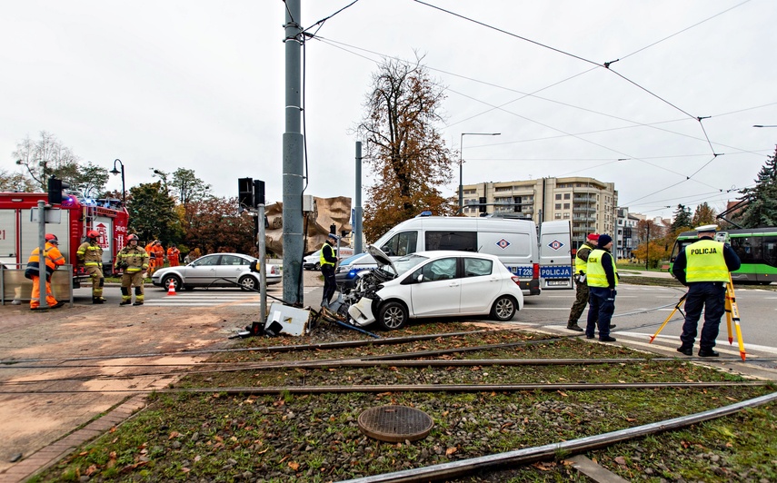 Próbował uniknąć zderzenia, uderzył w słup zdjęcie nr 338488