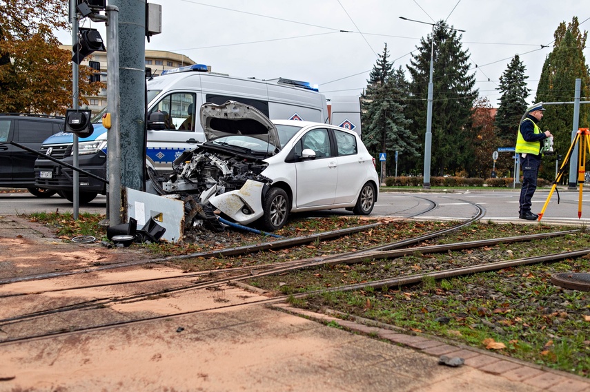 Próbował uniknąć zderzenia, uderzył w słup zdjęcie nr 338485