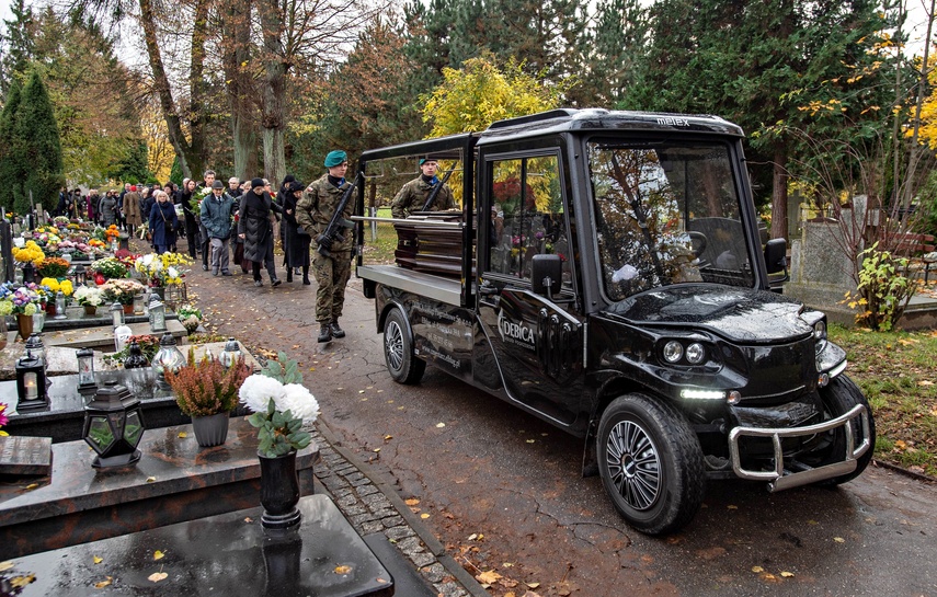 Prezydent RP odznaczył pośmiertnie Zdzisława Dubiellę. Dzisiaj odbył się pogrzeb zdjęcie nr 338502 Prezydent RP odznaczył pośmiertnie Zdzisława Dubiellę. Dzisiaj odbył się pogrzeb zdjęcie nr 338502