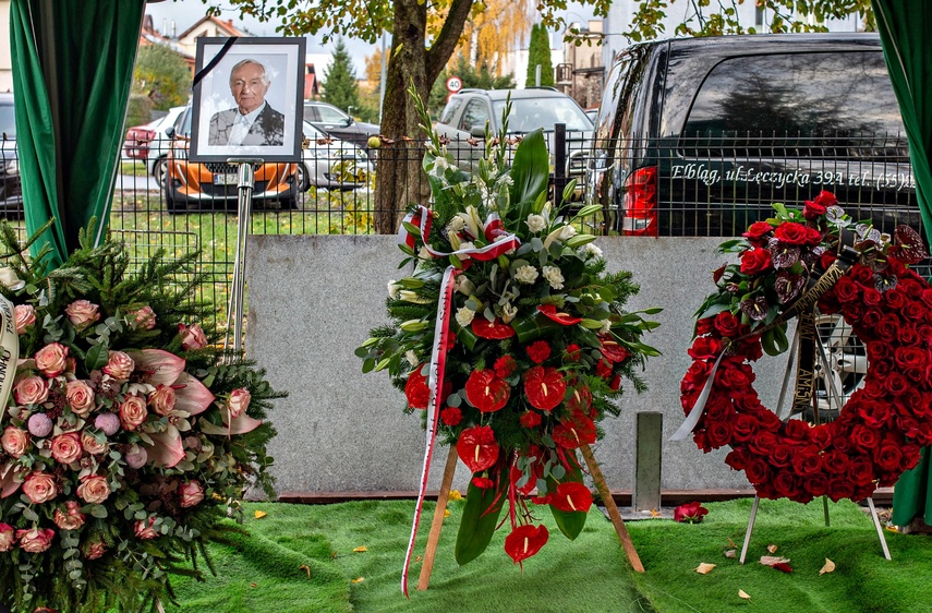Prezydent RP odznaczył pośmiertnie Zdzisława Dubiellę. Dzisiaj odbył się pogrzeb zdjęcie nr 338505 Prezydent RP odznaczył pośmiertnie Zdzisława Dubiellę. Dzisiaj odbył się pogrzeb zdjęcie nr 338505