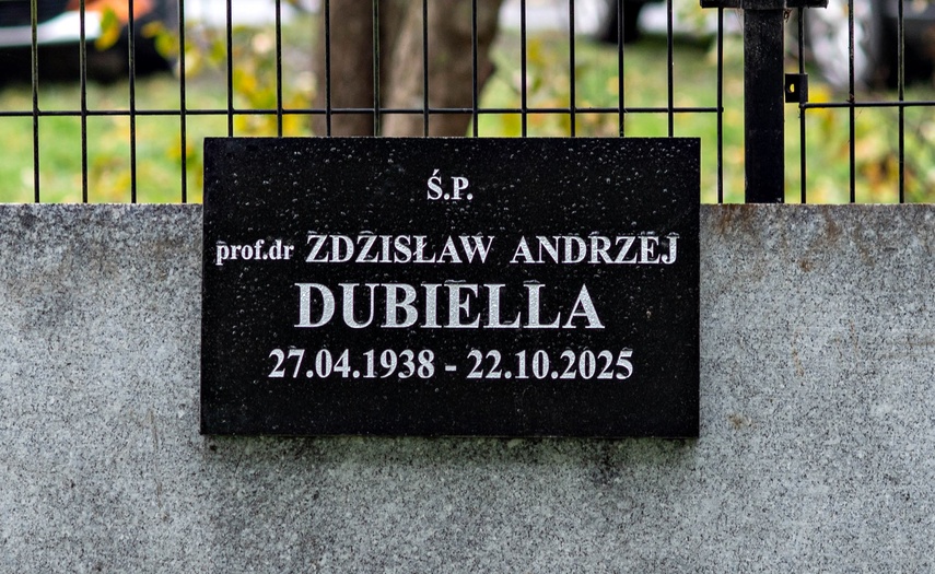 Prezydent RP odznaczył pośmiertnie Zdzisława Dubiellę. Dzisiaj odbył się pogrzeb zdjęcie nr 338493 Prezydent RP odznaczył pośmiertnie Zdzisława Dubiellę. Dzisiaj odbył się pogrzeb zdjęcie nr 338493