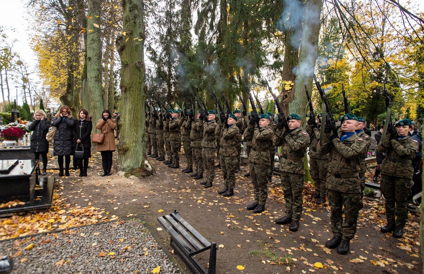 Prezydent RP odznaczył pośmiertnie Zdzisława Dubiellę. Dzisiaj odbył się pogrzeb zdjęcie nr 338513 Prezydent RP odznaczył pośmiertnie Zdzisława Dubiellę. Dzisiaj odbył się pogrzeb zdjęcie nr 338513