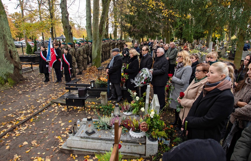 Prezydent RP odznaczył pośmiertnie Zdzisława Dubiellę. Dzisiaj odbył się pogrzeb zdjęcie nr 338511 Prezydent RP odznaczył pośmiertnie Zdzisława Dubiellę. Dzisiaj odbył się pogrzeb zdjęcie nr 338511