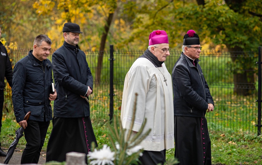 Prezydent RP odznaczył pośmiertnie Zdzisława Dubiellę. Dzisiaj odbył się pogrzeb zdjęcie nr 338508 Prezydent RP odznaczył pośmiertnie Zdzisława Dubiellę. Dzisiaj odbył się pogrzeb zdjęcie nr 338508
