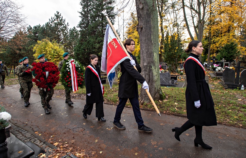 Prezydent RP odznaczył pośmiertnie Zdzisława Dubiellę. Dzisiaj odbył się pogrzeb zdjęcie nr 338500 Prezydent RP odznaczył pośmiertnie Zdzisława Dubiellę. Dzisiaj odbył się pogrzeb zdjęcie nr 338500
