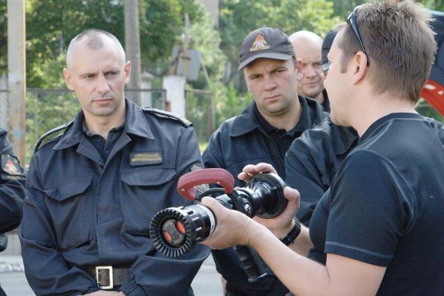 Mokre prezentacje i "chrzciny" w straży zdjęcie nr 27183