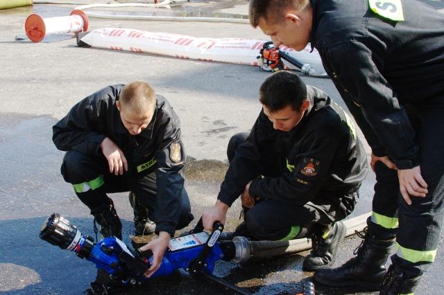 Mokre prezentacje i "chrzciny" w straży zdjęcie nr 27201