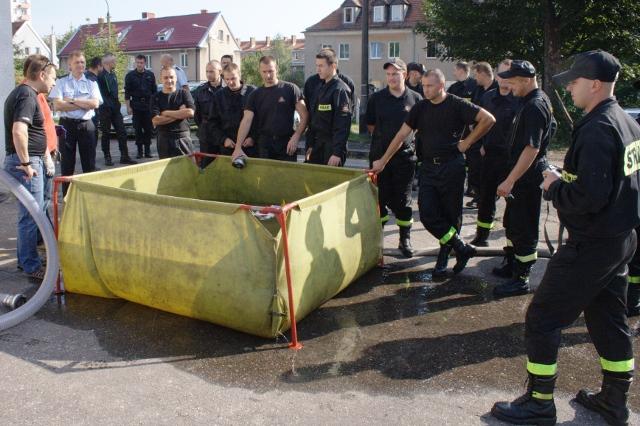 Mokre prezentacje i "chrzciny" w straży zdjęcie nr 27173