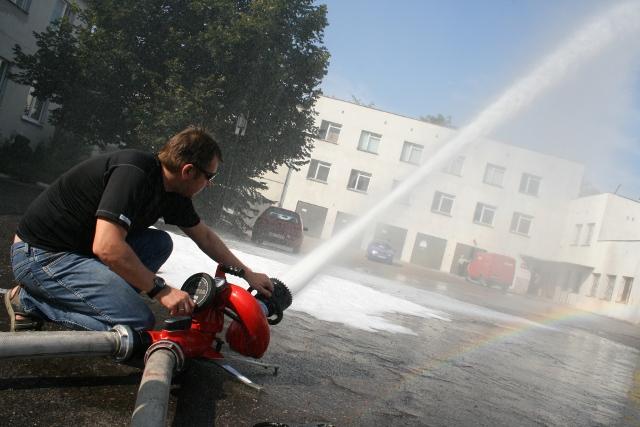 Mokre prezentacje i "chrzciny" w straży zdjęcie nr 27195