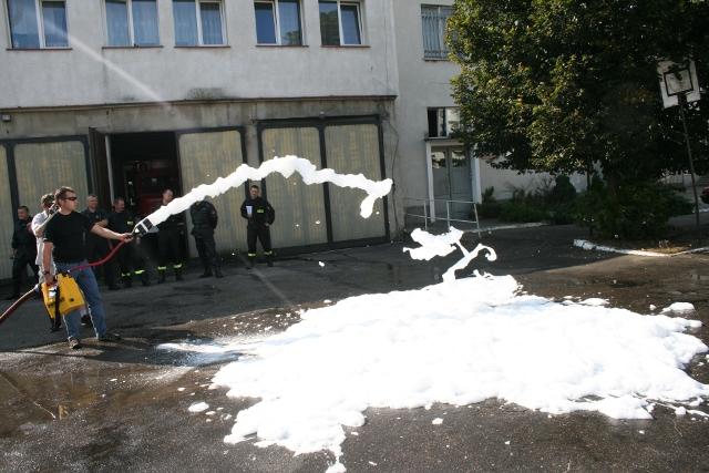 Mokre prezentacje i "chrzciny" w straży zdjęcie nr 27193