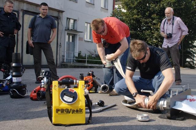 Mokre prezentacje i "chrzciny" w straży zdjęcie nr 27182