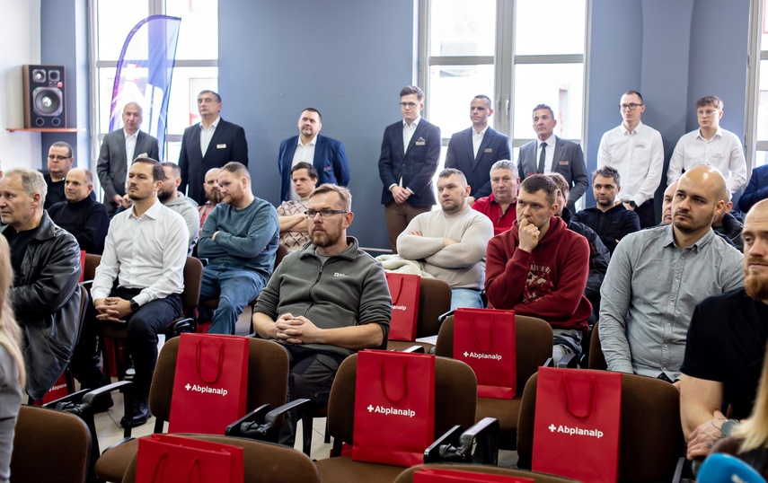 Nowe maszyny CNC w Centrum Kształcenia zdjęcie nr 339888