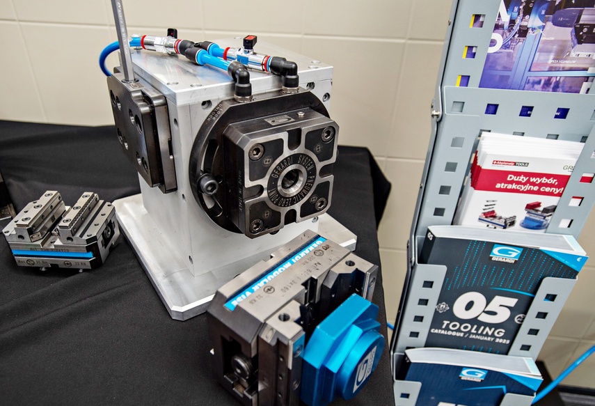 Nowe maszyny CNC w Centrum Kształcenia zdjęcie nr 339901