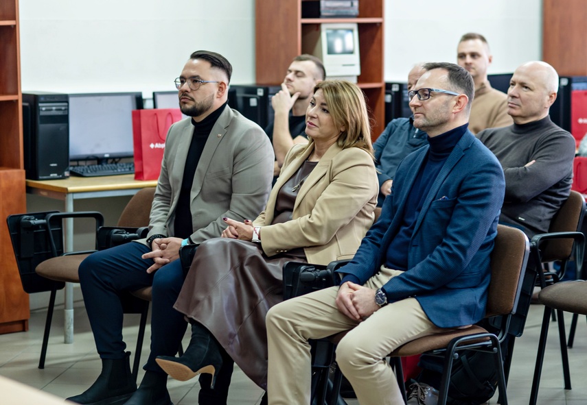 Nowe maszyny CNC w Centrum Kształcenia zdjęcie nr 339892