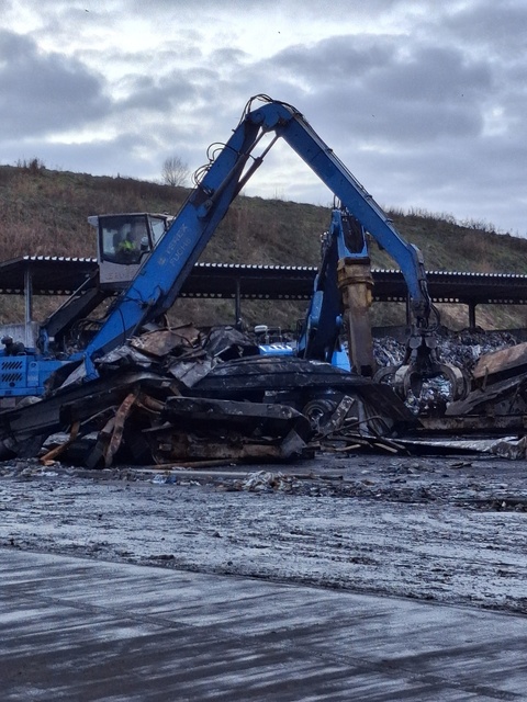 Rozpoczęła się rozbiórka spalonej sortowni odpadów zdjęcie nr 340442