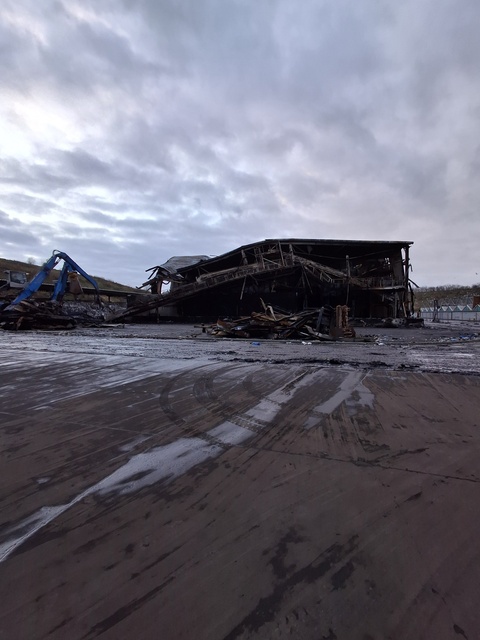 Rozpoczęła się rozbiórka spalonej sortowni odpadów zdjęcie nr 340445