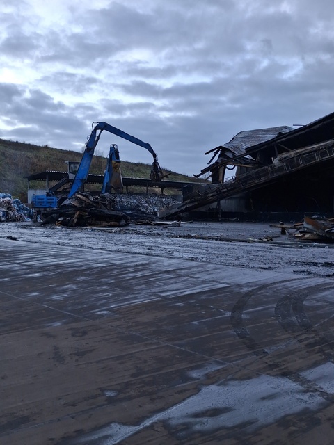 Rozpoczęła się rozbiórka spalonej sortowni odpadów zdjęcie nr 340446