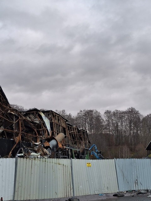 Rozpoczęła się rozbiórka spalonej sortowni odpadów zdjęcie nr 340444