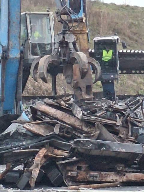 Rozpoczęła się rozbiórka spalonej sortowni odpadów zdjęcie nr 340448