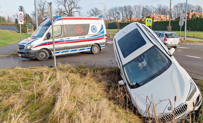 Wymusiła pierwszeństwo i wylądowała w rowie zdjęcie nr 340808