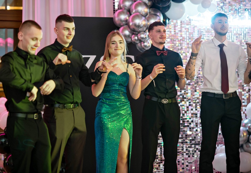 Zaczynamy studniówki! Tak bawili się uczniowie Zespołu Szkół Gosporadczych zdjęcie nr 341406