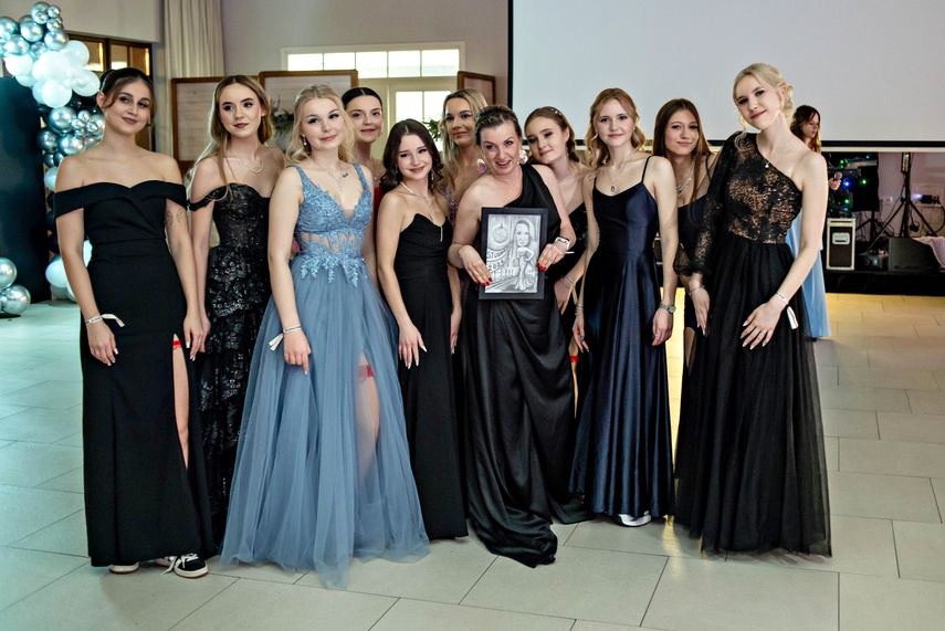 Zaczynamy studniówki! Tak bawili się uczniowie Zespołu Szkół Gosporadczych zdjęcie nr 341441