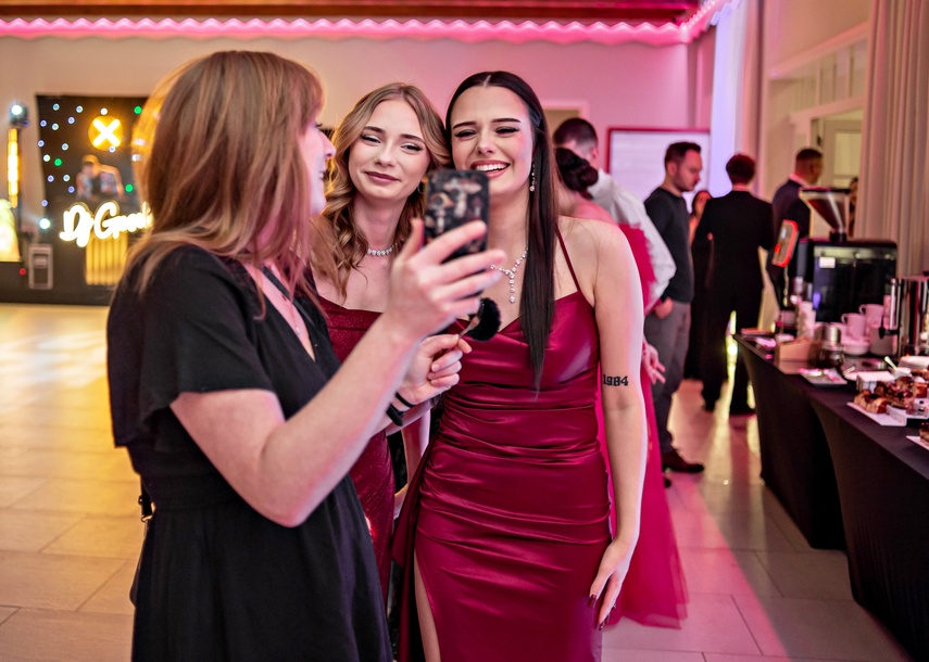 Zaczynamy studniówki! Tak bawili się uczniowie Zespołu Szkół Gosporadczych zdjęcie nr 341434