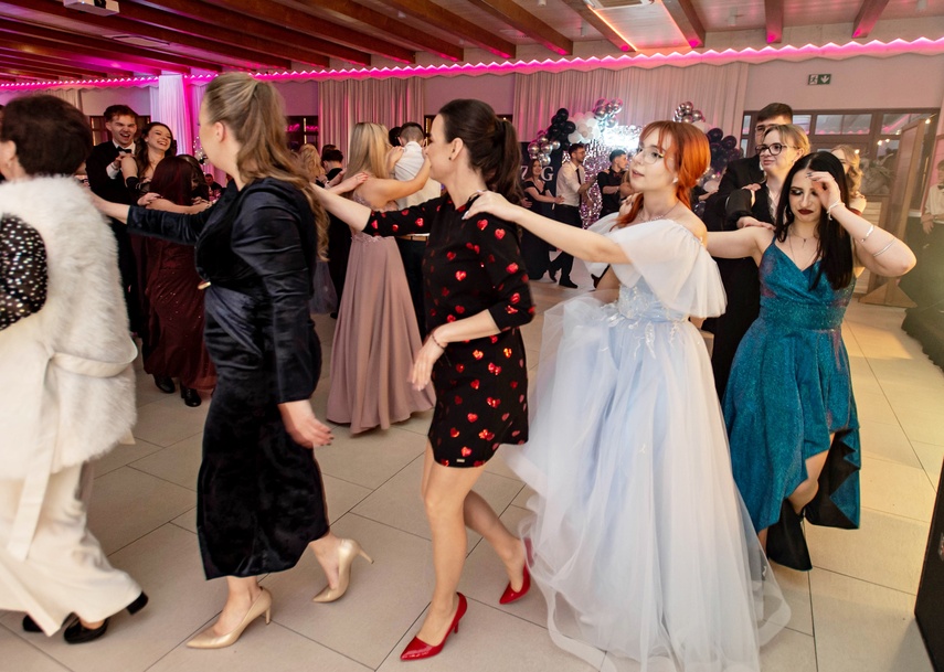 Zaczynamy studniówki! Tak bawili się uczniowie Zespołu Szkół Gosporadczych zdjęcie nr 341394