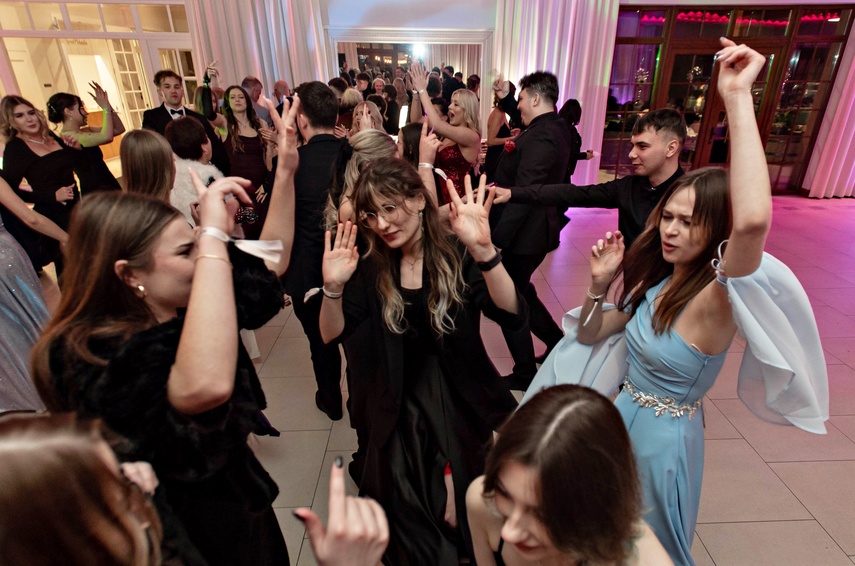 Zaczynamy studniówki! Tak bawili się uczniowie Zespołu Szkół Gosporadczych zdjęcie nr 341382