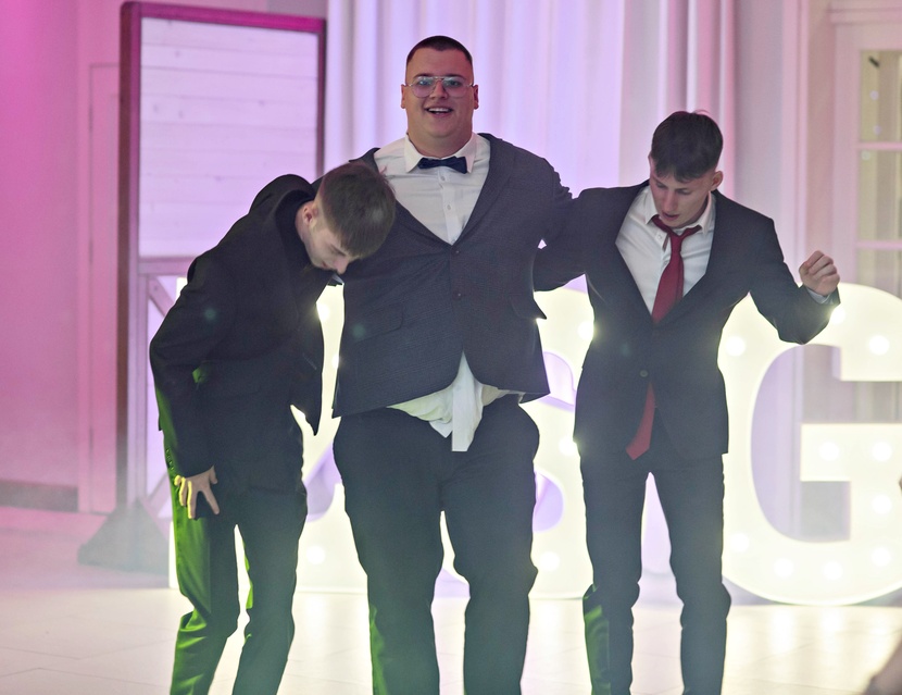 Zaczynamy studniówki! Tak bawili się uczniowie Zespołu Szkół Gosporadczych zdjęcie nr 341391