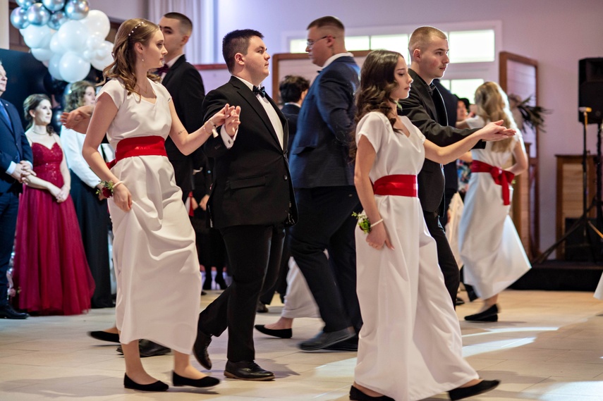 Zaczynamy studniówki! Tak bawili się uczniowie Zespołu Szkół Gosporadczych zdjęcie nr 341320