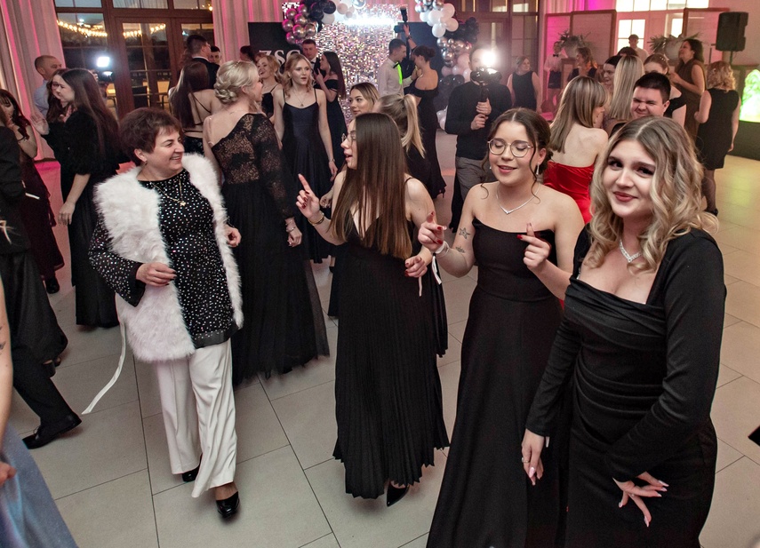 Zaczynamy studniówki! Tak bawili się uczniowie Zespołu Szkół Gosporadczych zdjęcie nr 341377