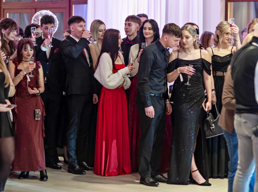 Zaczynamy studniówki! Tak bawili się uczniowie Zespołu Szkół Gosporadczych zdjęcie nr 341339