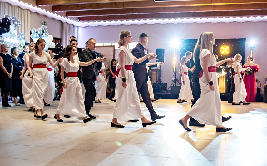 Zaczynamy studniówki! Tak bawili się uczniowie Zespołu Szkół Gosporadczych zdjęcie nr 341317